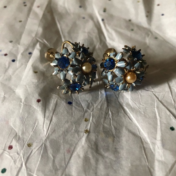 Vintage blue bouquet screw back earrings - Picture 3 of 5
